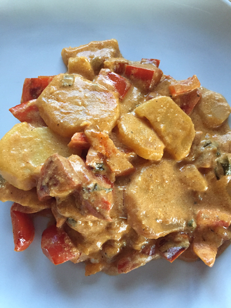 Bunte Kartoffelpfanne mit gesunder Käsesauce
