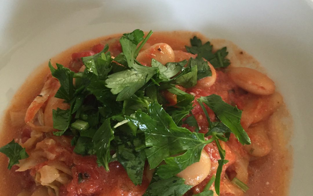 Spitzkohl mit Bohnen und Tomaten