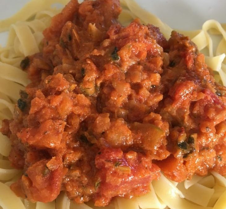 Nudeln mit Tomaten-Karotten-Sauce vegan