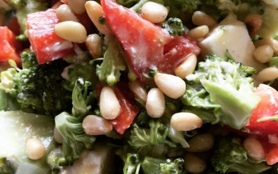 Brokkoli-Rohkost-Salat mit Feta