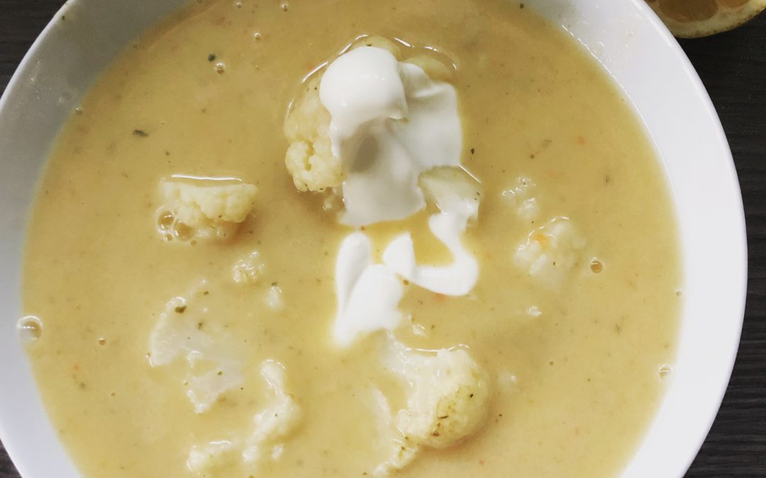 Blumenkohl-Cremesuppe mit Zitronensahne
