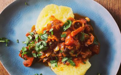 Pilz-Ragout mit Linsen auf Kartoffelkloß