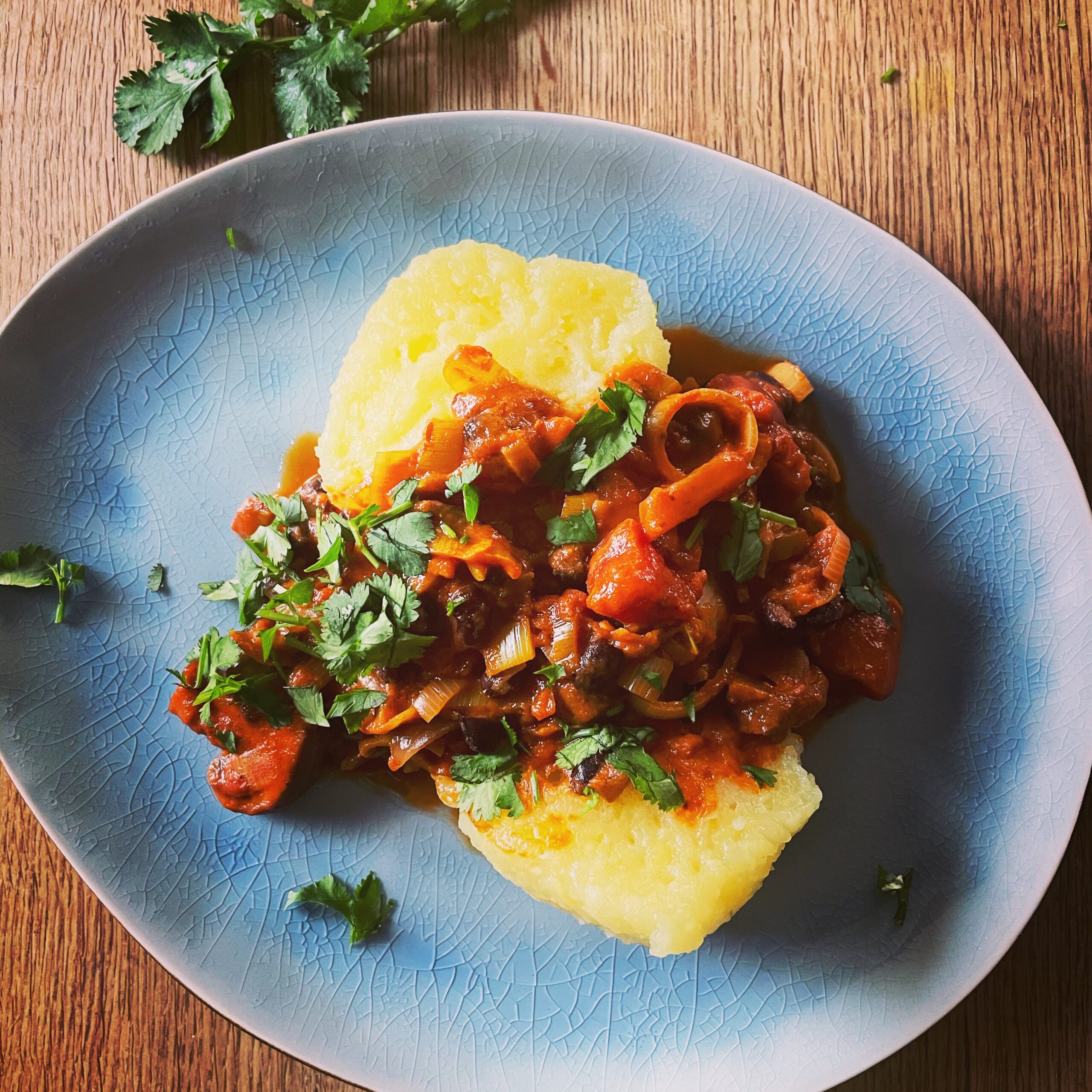 Pilz-Ragout mit Linsen auf Kartoffelkloß