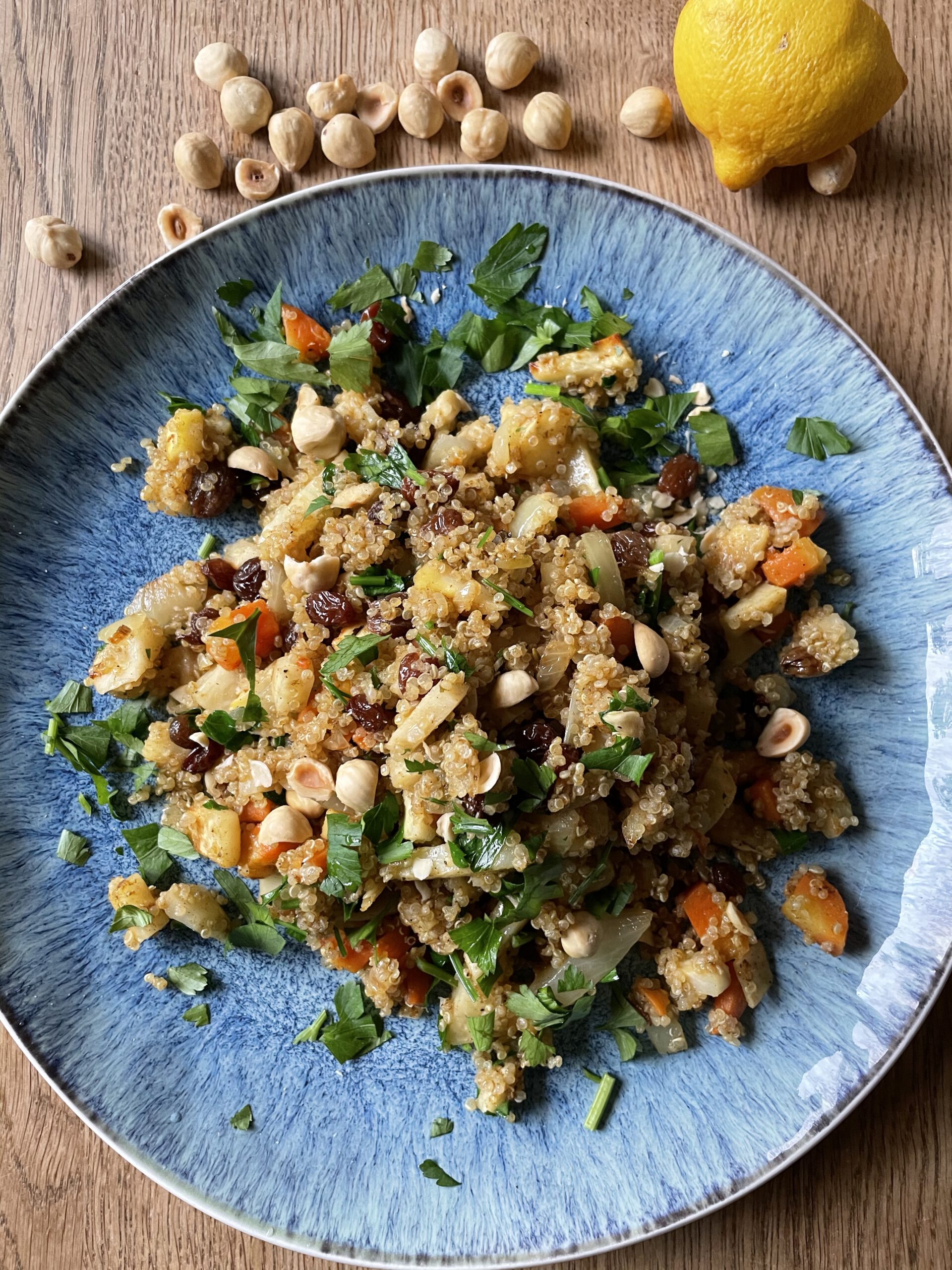 Quinoa-Pfanne mit Sellerie und Haselnüssen