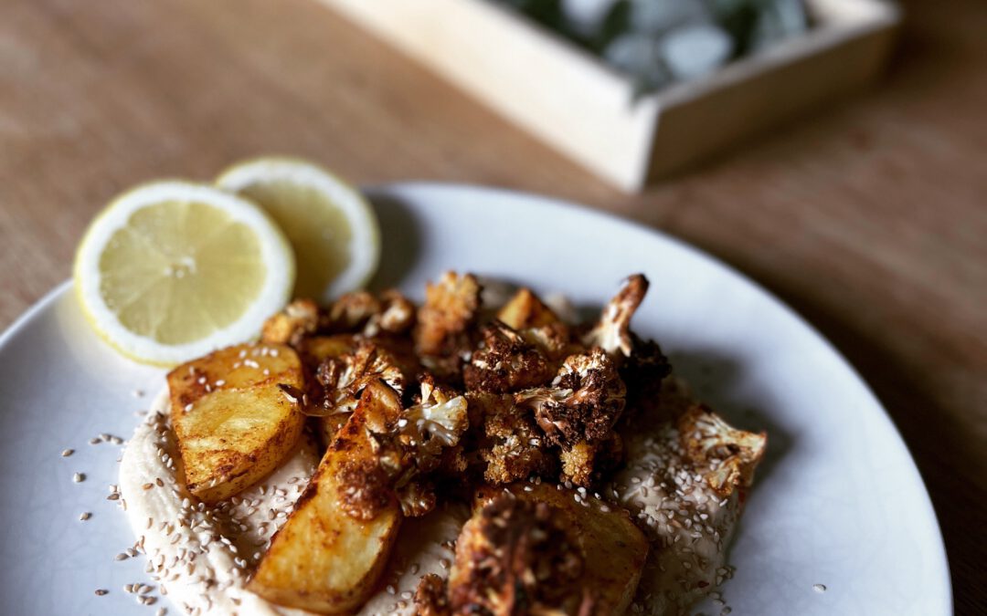 Hummus-Spiegel mit Backkartoffeln und Gemüse